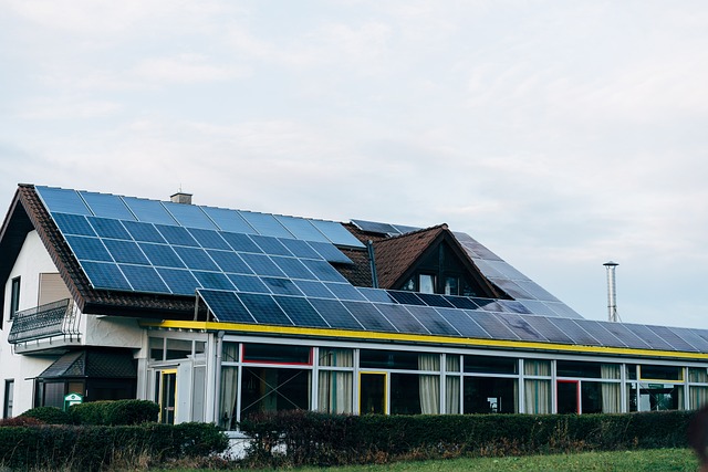 Transformer votre toit en panneau solaire : une solution écologique et rentable