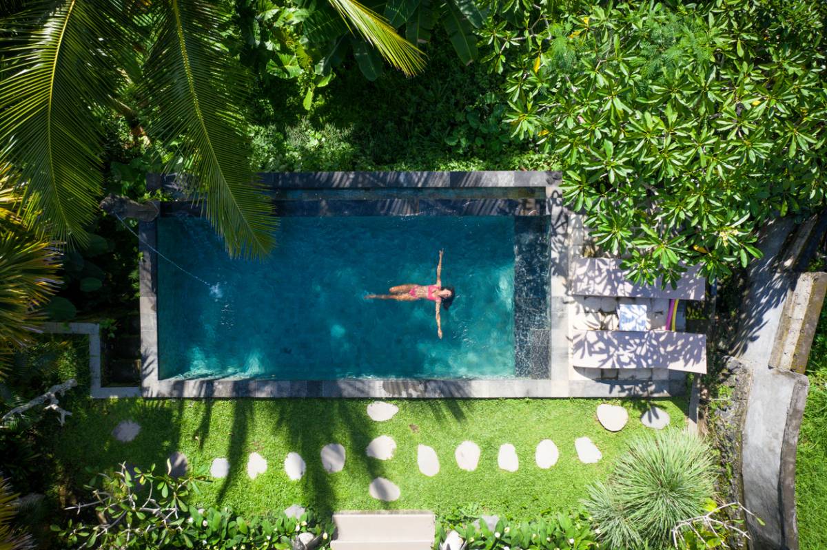 Comment donner une âme balinaise à votre piscine sans pierre naturelle ?