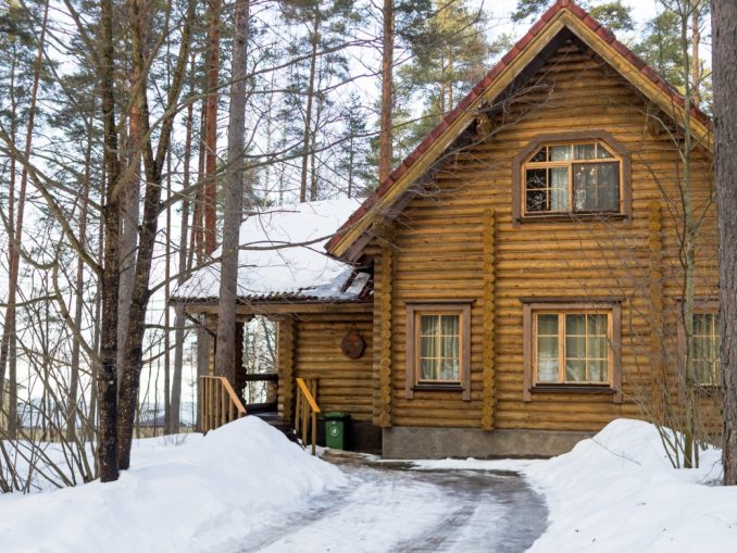 Sablage de chalet en bois : la solution pour rénover une façade vieillissante